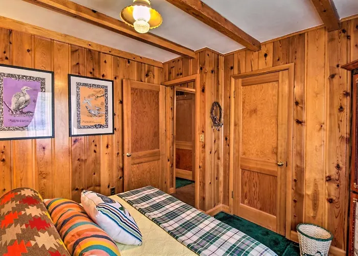 1 Mi To Rainbow Lake: Lakeside W/ Deck! Holiday home *